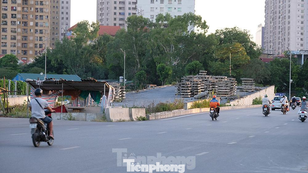 Hạng mục cầu vượt của trục giao thông với đường Phúc La - Văn Phú và nút giao đường 70 vẫn còn dang dở do vướng mắc giải phóng mặt bằng. Hạng mục cầu vượt của trục giao thông với đường Phúc La - Văn Phú và nút giao đường 70 vẫn còn dang dở do vướng mắc giải phóng mặt bằng.
