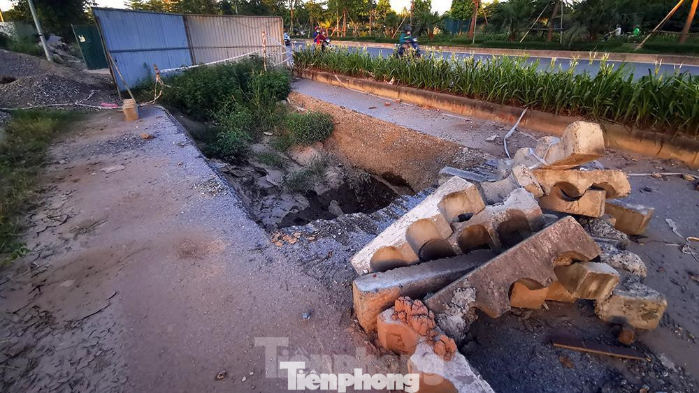 Dọc theo tuyến đường là những công trình đang xây dựng nên mặt đường vương vãi nhiều vật liệu xây dựng. Hầu hết những người điều khiển phương tiện khi đi qua đều phải giảm tốc độ để tránh xảy ra tai nạn đáng tiếc Dọc theo tuyến đường là những công trình đang xây dựng nên mặt đường vương vãi nhiều vật liệu xây dựng. Hầu hết những người điều khiển phương tiện khi đi qua đều phải giảm tốc độ để tránh xảy ra tai nạn đáng tiếc