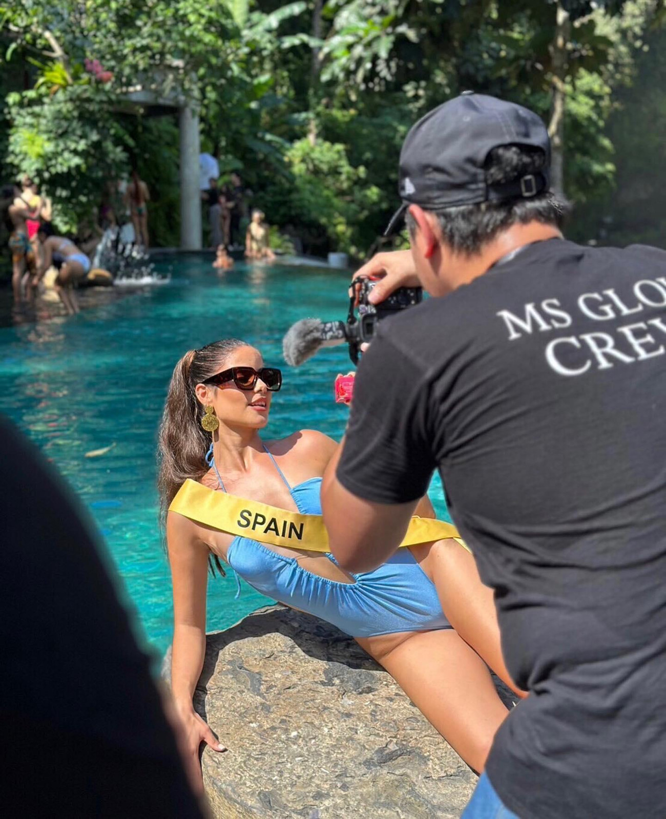 Hoa hậu Hòa bình Tây Ban Nha Hirisley Jimenez khoe dáng trước ống kính trong bộ áo tắm màu xanh, xẻ vòng 1.