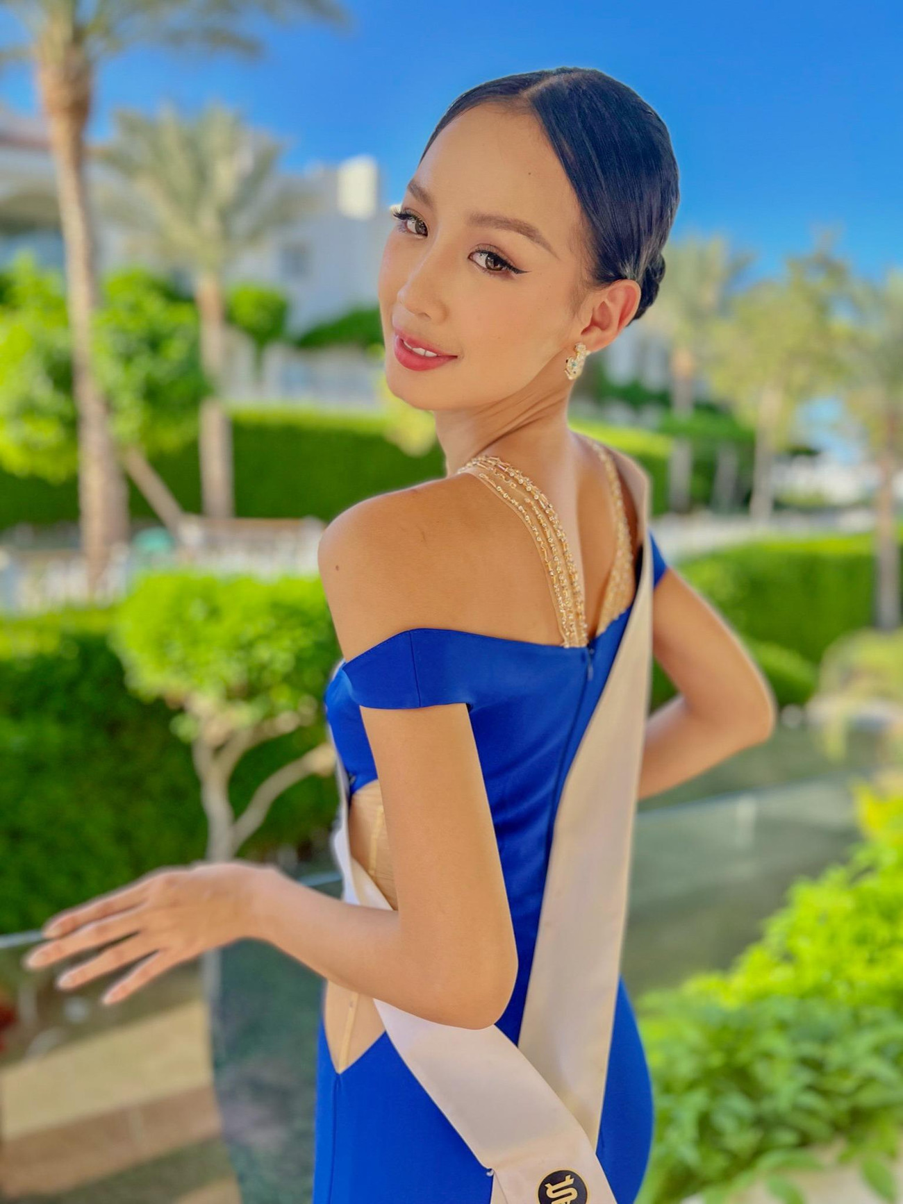 Cô cũng thể hiện sự chuyên nghiệp, chỉn chu khi tự trang điểm, làm tóc. Đối với những set đồ sang trọng, Bảo Ngọc ưu tiên búi tóc và trang điểm nhẹ nhàng, tinh tế.