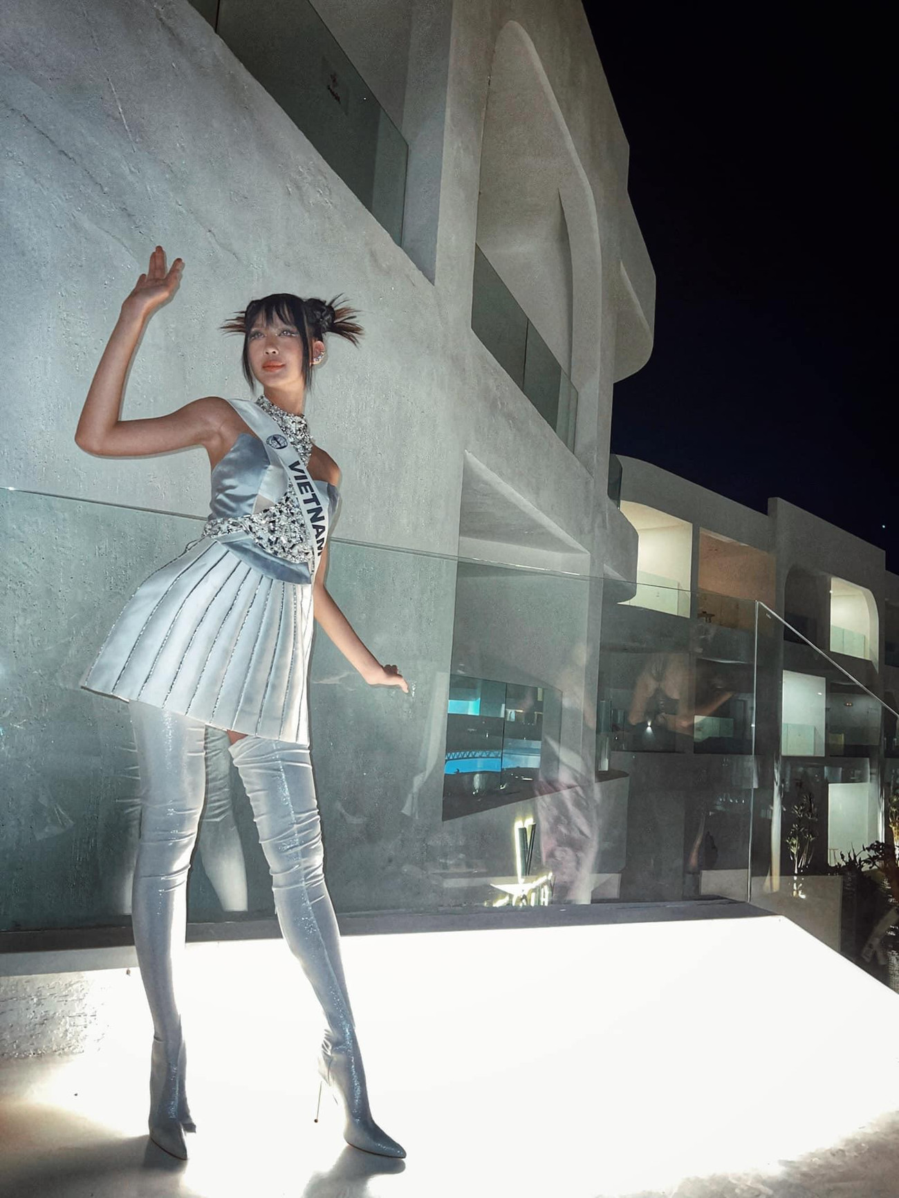 Tại buổi tiệc tối với chủ đề Futuristic - Tương lai, Bảo Ngọc tiếp tục gây ấn tượng với bộ trang phục độc đáo và cách trang điểm lạ mắt. "Ngọc đã lựa cho mình một concept mang tính hiện đại để lột tả hình ảnh người trẻ năng động, mới mẻ và đầy tự tin, quyến rũ", cô chia sẻ.