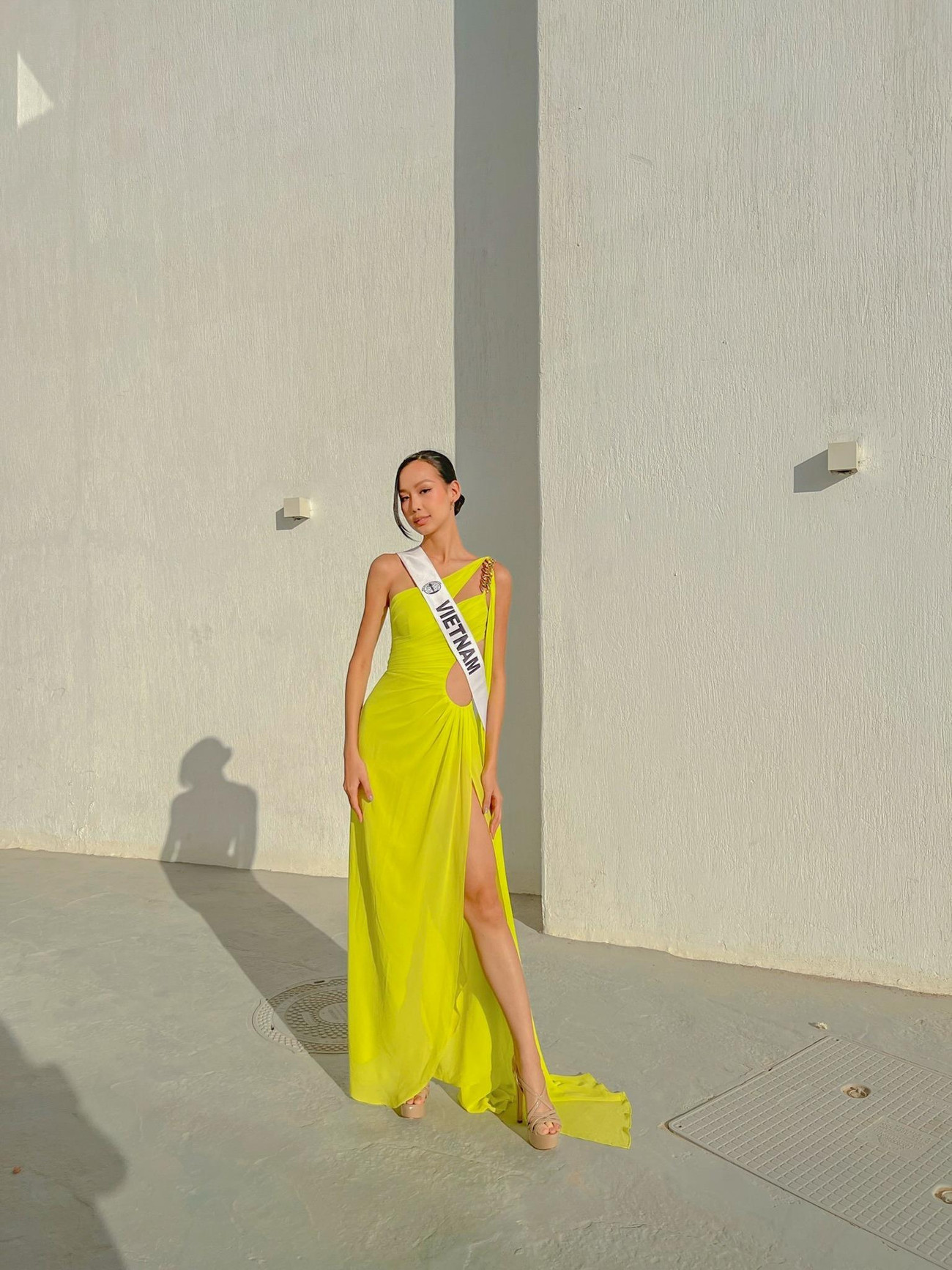 Bộ váy vàng cut-out ở vòng eo với phần tà váy bay bổng giúp Bảo Ngọc tỏa sáng và khoe được đôi chân dài. Cách búi tóc với phần mái buông lơi thường xuyên được Bảo Ngọc sử dụng. Đây được coi là một phong cách an toàn và không mất quá nhiều thời gian tạo kiểu.