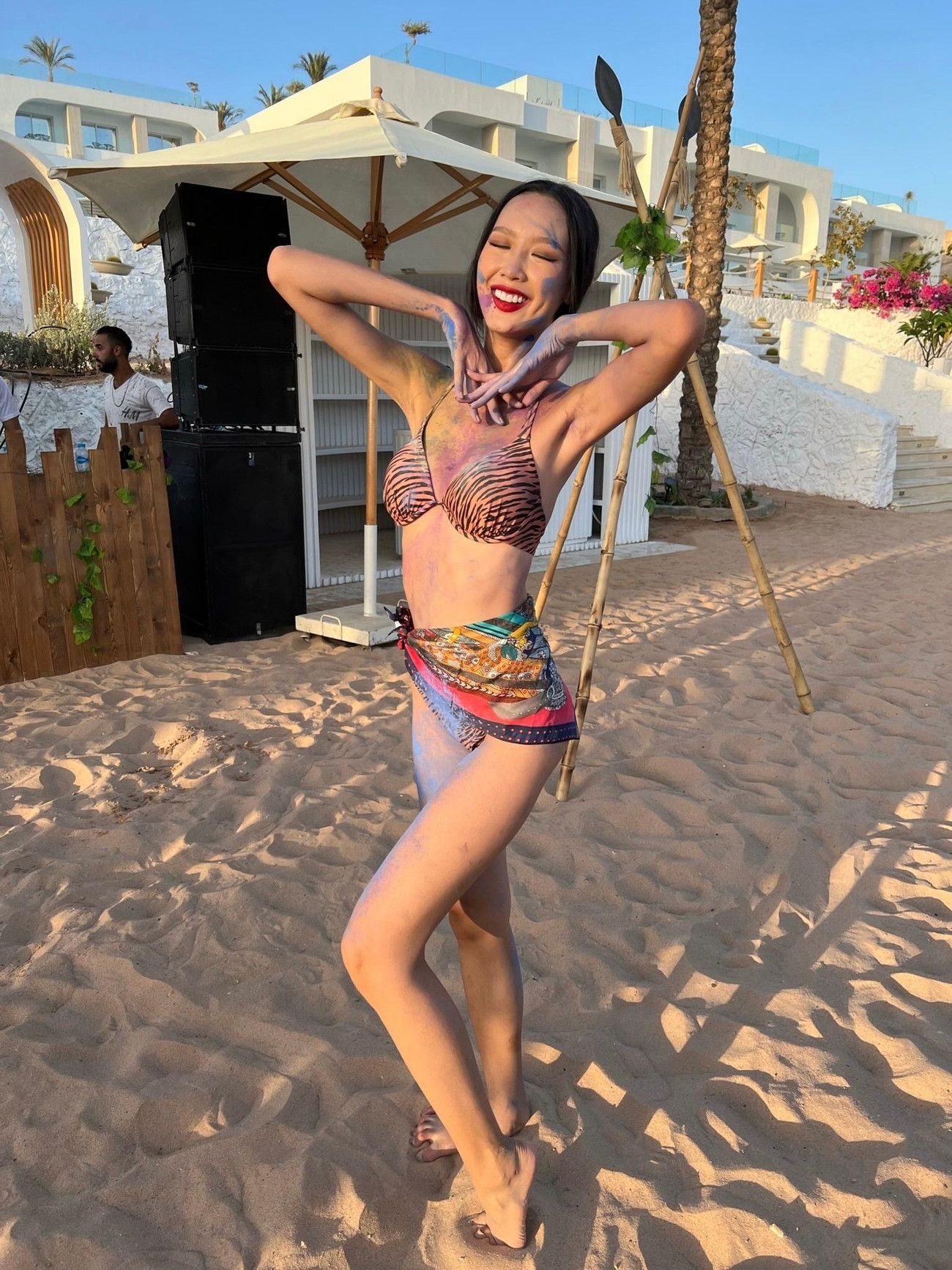 Không mang nặng áp lực thi cử, Bảo Ngọc thể hiện tinh thần tận hưởng từng phút giây được tham gia cuộc thi năm nay. Cô khoe dáng quyến rũ với bikini ở lễ hội sắc màu truyền thống của Ai Cập.