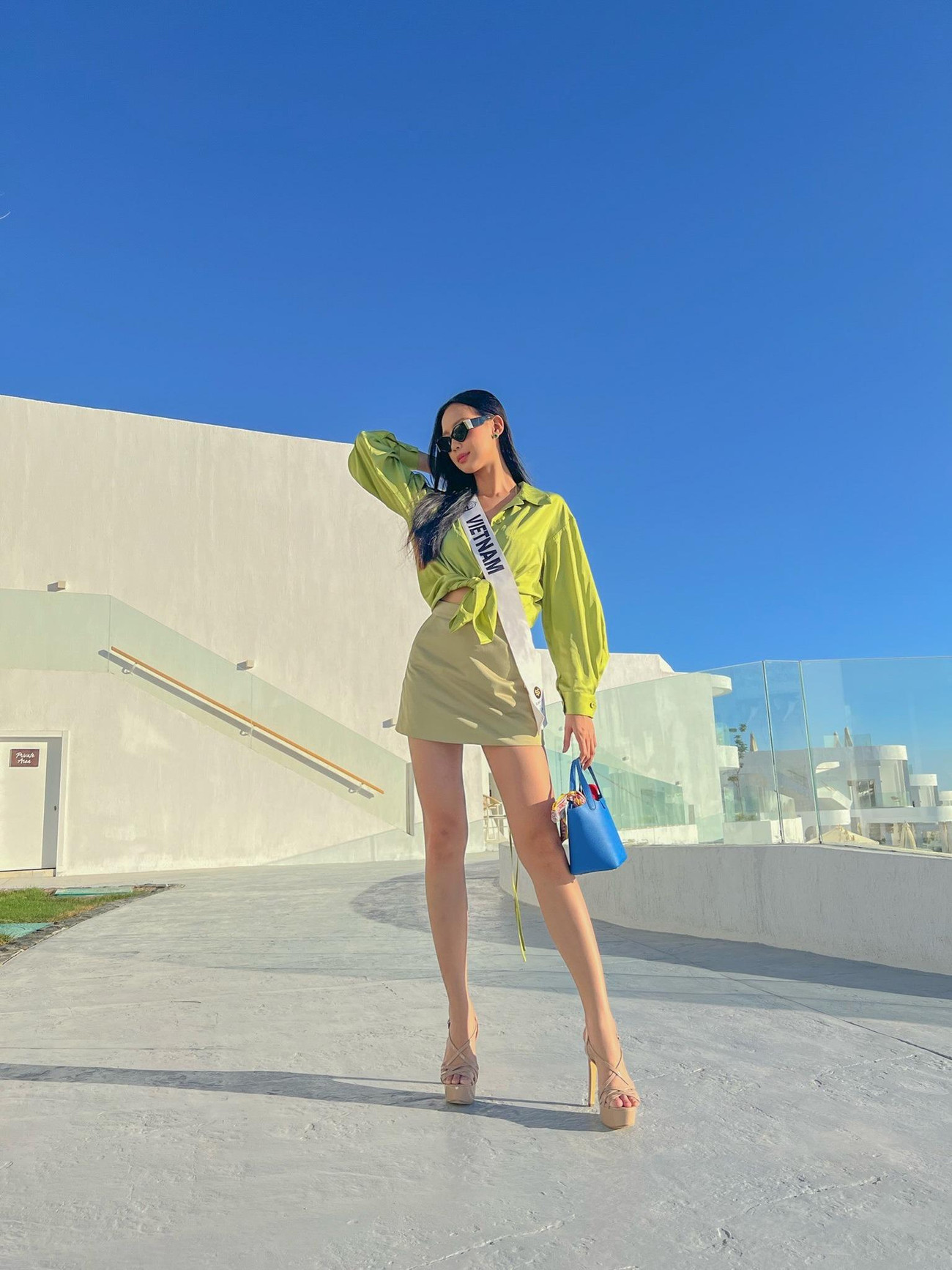 Bảo Ngọc thể hiện sự chỉn chu khi chuẩn bị nhiều trang phục. Trước đó, Bảo Ngọc công bố 17 bộ trang phục chính thức của cô tại cuộc thi năm nay. Bên cạnh 17 bộ trang phục chính, Bảo Ngọc mang theo khá nhiều trang phục để dự phòng và một chiếc vali to để đựng trang phục dân tộc mang tên Cô em Dao đỏ.