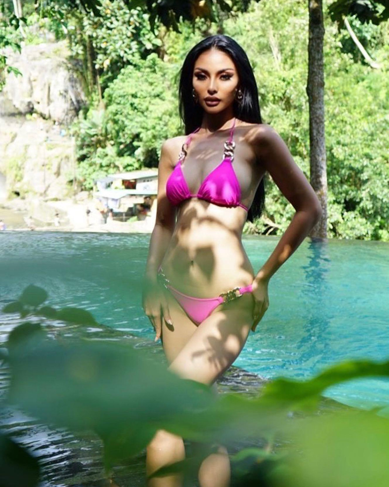 Đại diện chủ nhà Indonesia - Andina Julie được đánh giá cao với vóc dáng gợi cảm. Cô 20 tuổi, cao 1,82 m, là một trong những thí sinh cao nhất cuộc thi năm nay. Andina Julie được chú ý với câu chuyện từng làm nông để có chi phí trang trải cuộc sống, nuôi ước mơ trở thành người mẫu và hoa hậu.