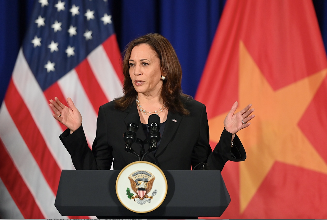 Trong cuộc họp báo chiều 26/8, Phó Tổng thống Mỹ Kamala Harris khẳng định Việt Nam có tầm quan trọng đặc biệt với Mỹ. Bà nói rằng chuyến đi này báo hiệu sự khởi đầu của một chương mới trong quan hệ hai nước. Trong cuộc họp báo chiều 26/8, Phó Tổng thống Mỹ Kamala Harris khẳng định Việt Nam có tầm quan trọng đặc biệt với Mỹ. Bà nói rằng chuyến đi này báo hiệu sự khởi đầu của một chương mới trong quan hệ hai nước.