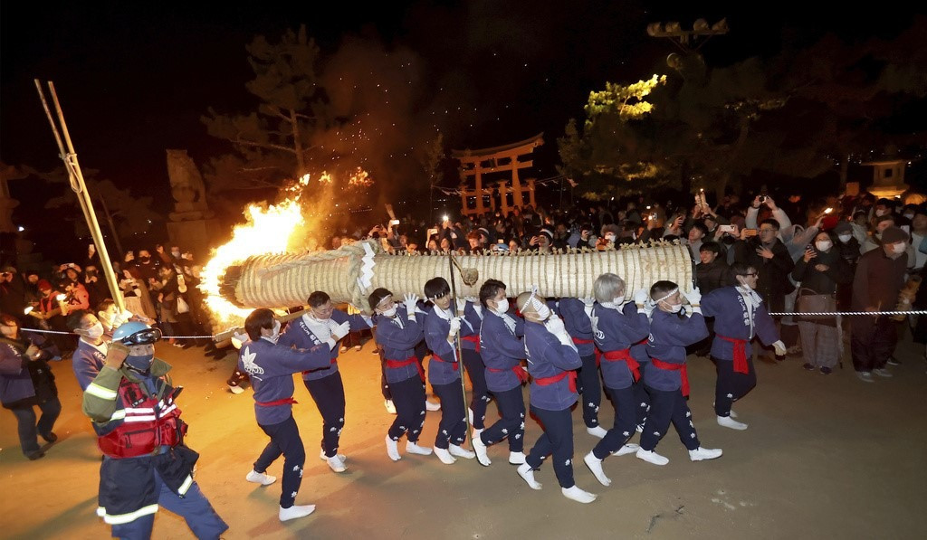 Tại tỉnh Hiroshima (Nhật Bản), nhiều người đã tập trung ở đền Itsukushima (thành phố Hatsukaichi) để xem lễ rước đuốc mừng năm mới. Ảnh: Sky News