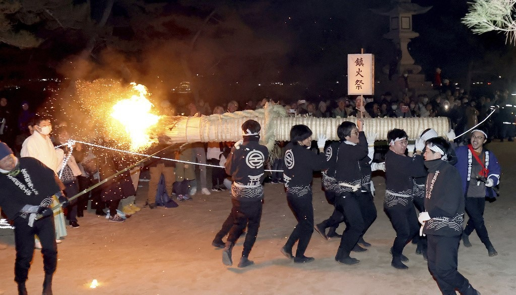 Tại tỉnh Hiroshima (Nhật Bản), nhiều người đã tập trung ở đền Itsukushima (thành phố Hatsukaichi) để xem lễ rước đuốc mừng năm mới. Ảnh: Sky News