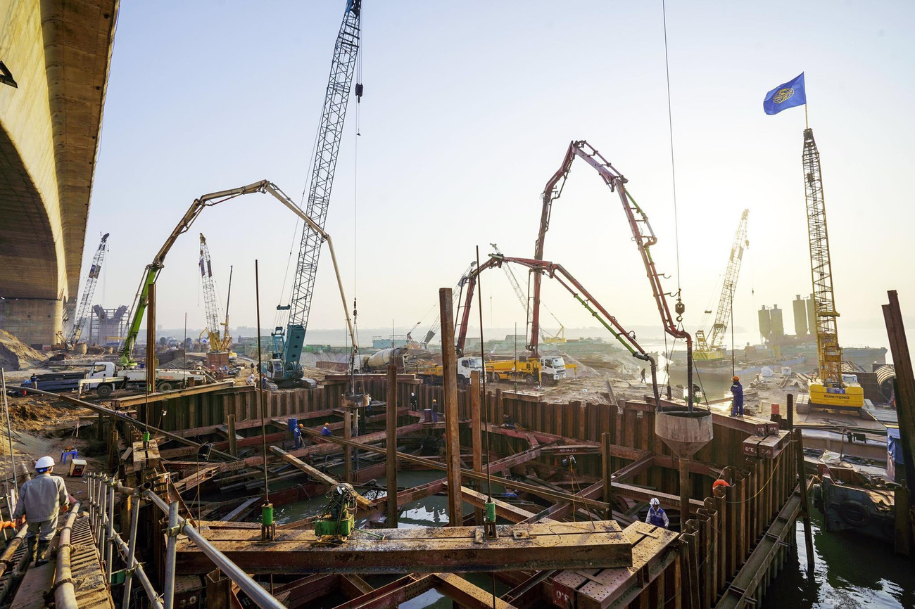 Liên danh Vinaconex - Trung Chính là nhà thầu chính đảm nhận hạng mục công việc lớn nhất và có yêu cầu kỹ thuật cao nhất tại dự án cầu Vĩnh Tuy 2)