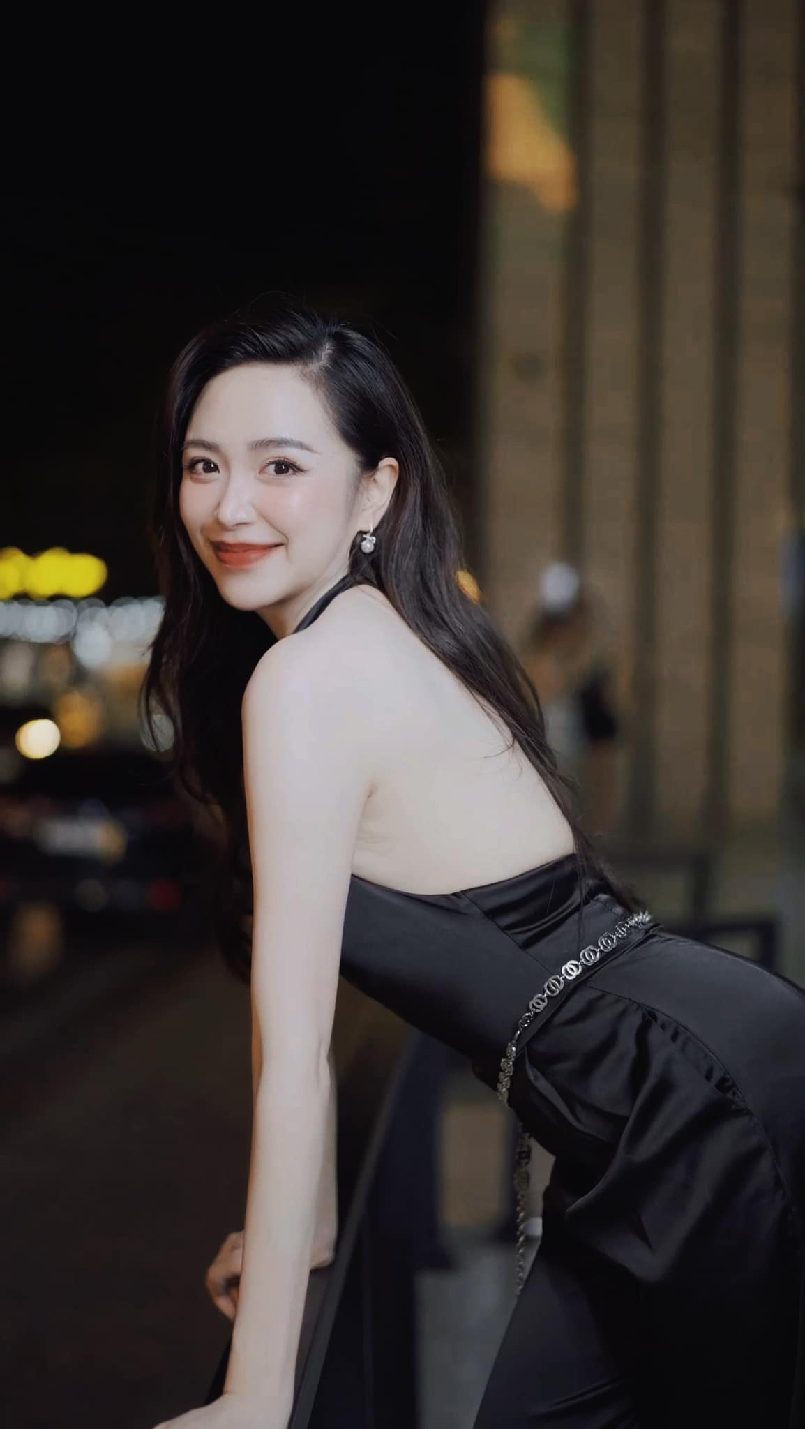 Ngoài đời, Kim Oanh có gu thời trang cá tính và gợi cảm. Ngoài đời, Kim Oanh có gu thời trang cá tính và gợi cảm.