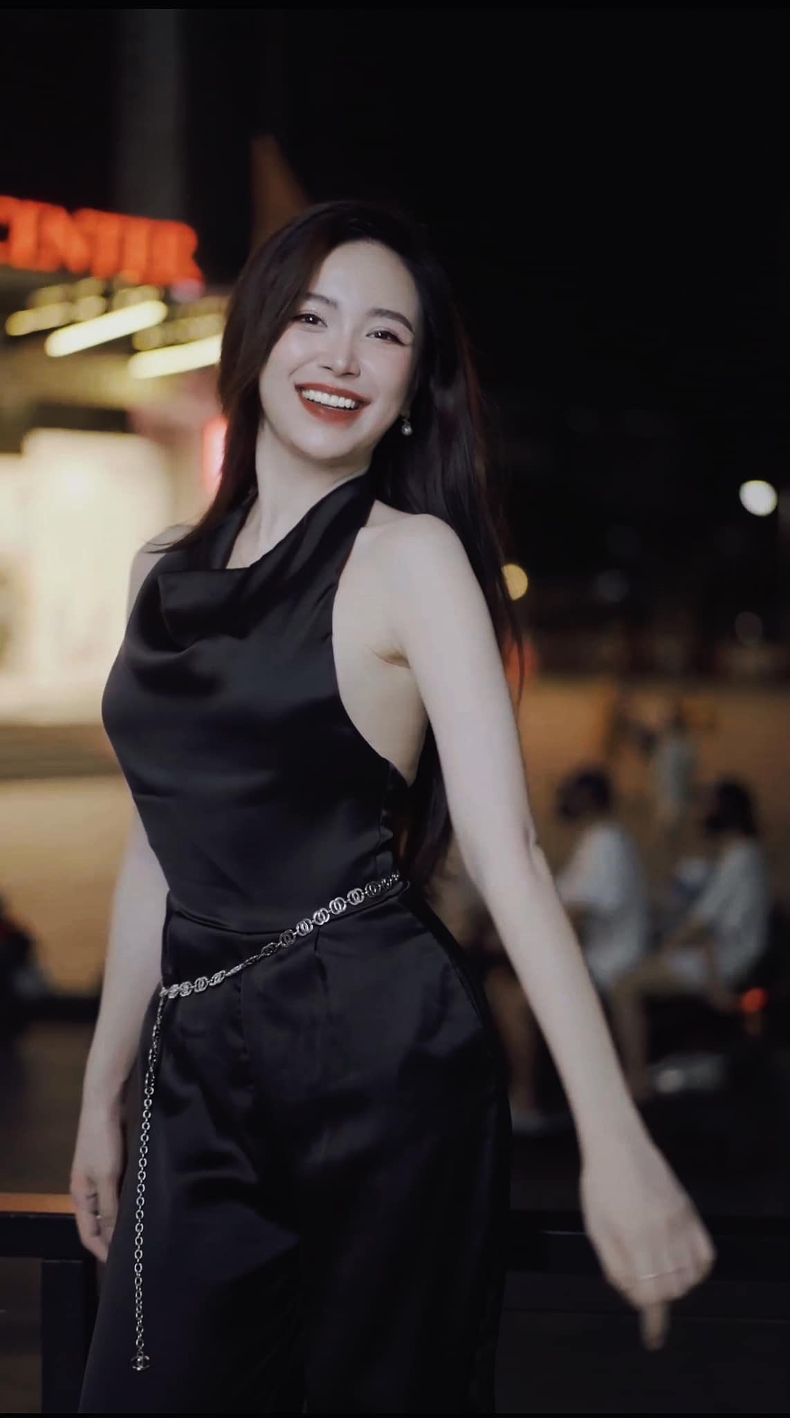 Ngoài đời, Kim Oanh có gu thời trang cá tính và gợi cảm. Ngoài đời, Kim Oanh có gu thời trang cá tính và gợi cảm.