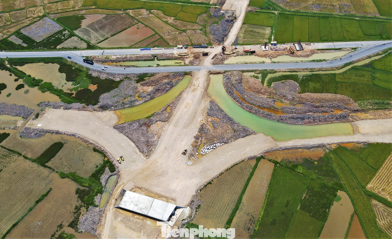 Ở gói thầu xây lắp cầu vượt đường N5 qua huyện Nghi Lộc, các công nhân đang khoan cọc nhồi, làm kết cấu để dựng bệ thân trụ. Nền đường qua các nút giao cũng được xử lý nền đất yếu.