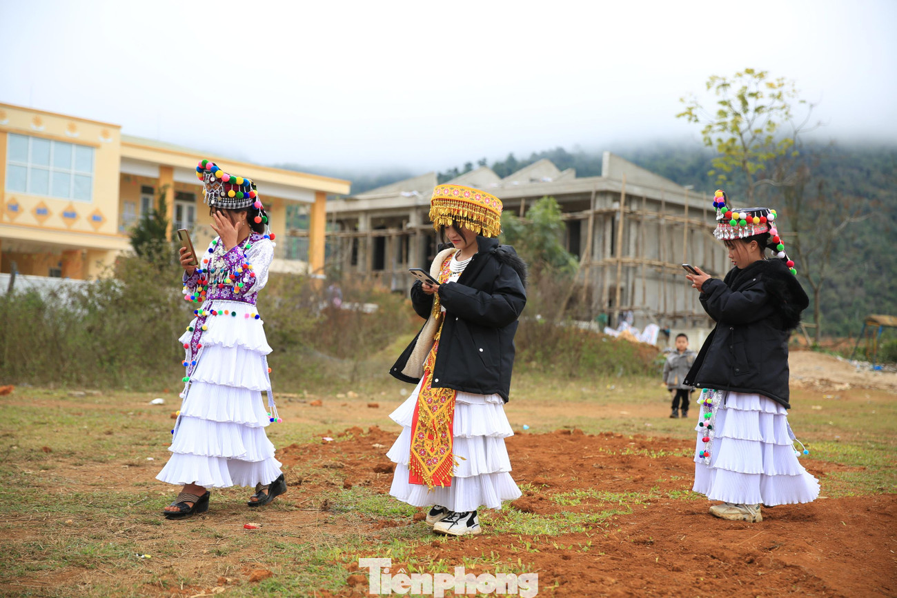 Ngay từ sáng sớm những thiếu nữ người Mông đã khoác trên mình bộ trang phục truyền thống của dân tộc để tham dự hội ném pao.