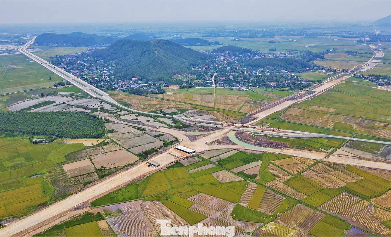 Theo thiết kế, giai đoạn 1 của dự án được phân kỳ đầu tư với quy mô 4 làn xe, nền đường rộng 17m, vận tốc thiết kế 80km/h. Khi hoàn thành có 6 làn đường, nền đường rộng hơn 32m. Công trình khởi công vào tháng 5/2021 và dự kiến hoàn thành cuối 2024. Thời gian khai thác hoàn vốn hơn 16 năm