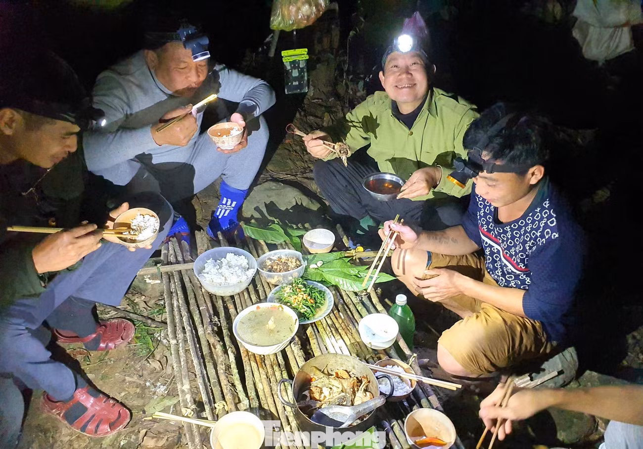 Sáng sớm băng rừng đi. Đêm mắc võng ngủ. Màn đêm buông xuống thì đâu cũng là nhà, gặp nguồn nước ở đâu đội lại dựng lều nấu ăn ở đó. Sáng sớm băng rừng đi. Đêm mắc võng ngủ. Màn đêm buông xuống thì đâu cũng là nhà, gặp nguồn nước ở đâu đội lại dựng lều nấu ăn ở đó.