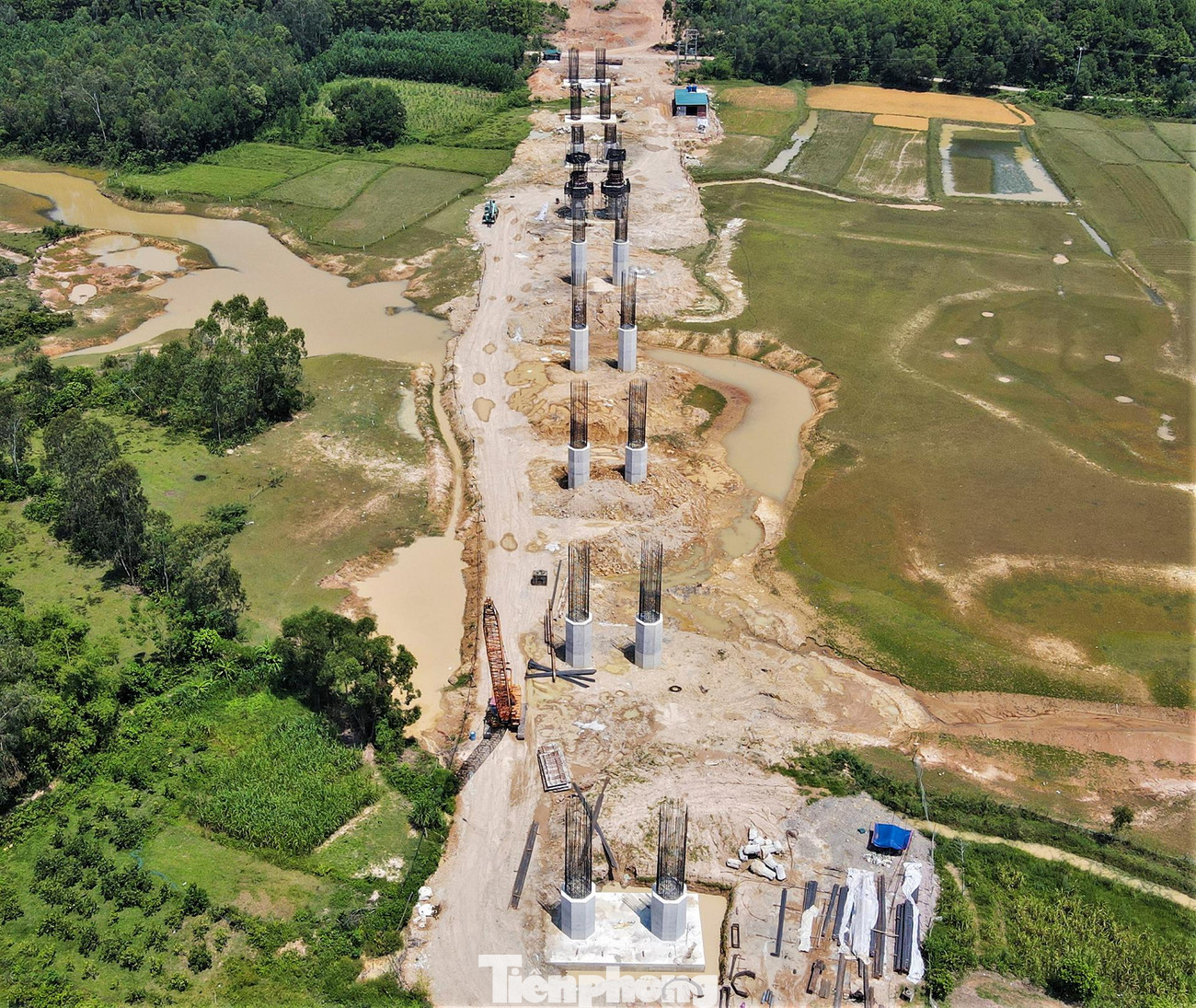 Theo báo cáo từ doanh nghiệp dự án, hiện đoạn cao tốc Diễn Châu - Bãi Vọt đã giải phóng mặt bằng 99,9%. Hiện, còn vướng mắc 1/306 hộ dân tại xóm 5, xã Nghi Đồng (huyện Nghi Lộc) chưa di dời do đang xây dựng nhà tại khu tái định cư.