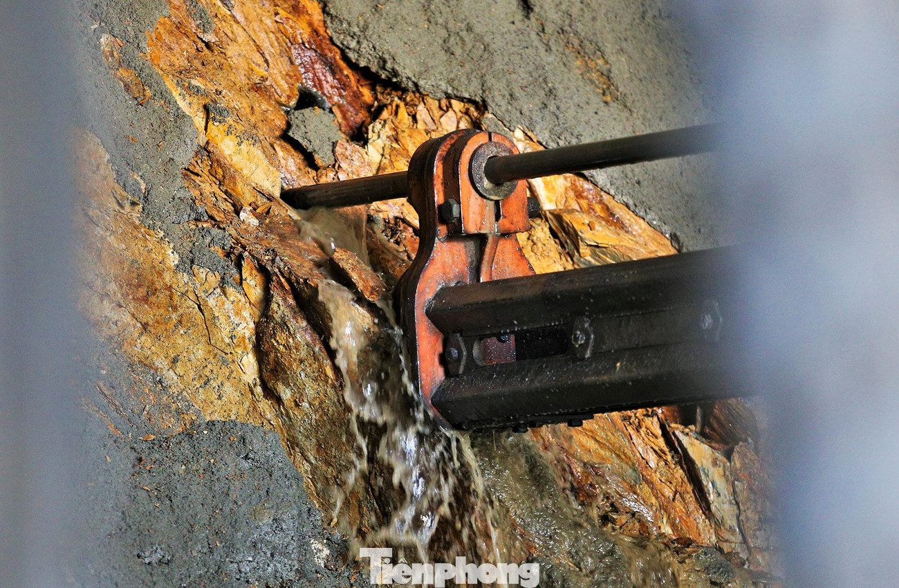 "Mỗi ống hầm cao 8 m, rộng 15 m, đủ cho 3 làn xe và các điểm mở rộng đề phòng sự cố trong quá trình sử dụng. Dù gặp nhiều khó khăn trong quá trình thi công nhưng các kỹ sư, công nhân vẫn tích cực chia nhau làm việc 3 ca mỗi ngày để đảm bảo tiến độ đề ra", anh Hải (kỹ sư Công ty TNHH Hòa Hiệp - phụ trách thi công hầm Thần Vũ) chia sẻ.