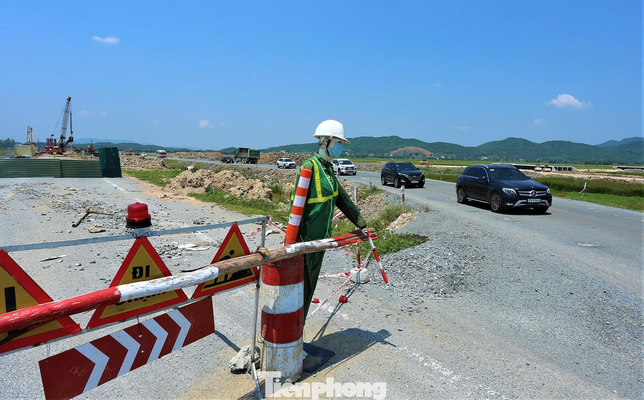 Nút giao qua tuyến đường N5 ở xã Nghi Đồng, huyện Nghi Lộc (Nghệ An), được đơn vị thi công đặt các chỉ dẫn giao thông và làm đường tạm để đảm bảo thi công và hoạt động vận tải của phương tiện qua lại.