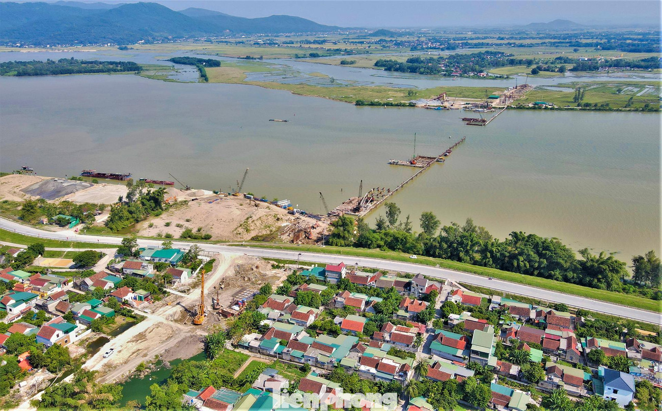 Cầu Hưng Đức dài hơn 4 km, rộng 17m bắc qua sông Lam và sông La Giang, nối hai huyện Hưng Nguyên (Nghệ An) và Đức Thọ (Hà Tĩnh) được đánh giá là khu vực thi công khó khăn trong dự án cao tốc đoạn Diễn Châu - Bãi Vọt. Để đảm bảo tiến độ, công nhân cùng máy móc của 4 nhà thầu đang cấp tập triển khai thi công.