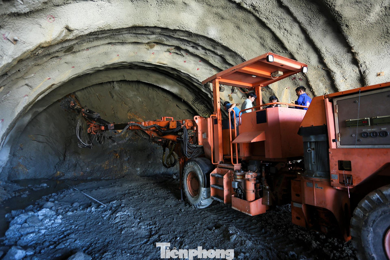 Hầm dài hơn 1,1 km, khởi công ngày 21/7 và đang được 2 hai nhà thầu là Công ty TNHH Hòa Hiệp và Công ty CP Tập đoàn CIENCO4 thi công liên tục. Do địa chất núi yếu, kết cấu phức tạp nên quá trình thi công gặp khó khăn, phải vừa thi công, vừa phun bê tông gia cố.