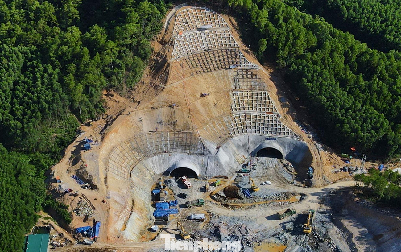 Sau hơn 1 năm thi công, cao tốc đoạn Diễn Châu - Bãi Vọt tuy chậm so với mục tiêu đề ra nhưng đã dần thành hình. Các đơn vị nhà thầu đang làm việc ngày đêm để bù lại tiến độ bị chậm. Tại công trường hầm Thần Vũ nối xã Diễn Phú (huyện Diễn Châu) và xã Nghi Đồng (huyện Nghi Lộc, Nghệ An), không khí thi công diễn ra khẩn trương. Xe vận chuyển vật liệu phục vụ thi công ra vào tấp nập hòa trong tiếng động cơ máy ủi, máy lu, máy khoan.