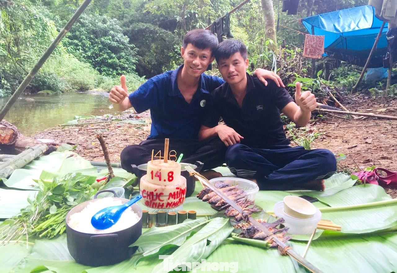 “Bánh sinh nhật” được làm từ thân chuối đơn giản mừng tuổi mới ngay trong rừng sâu.