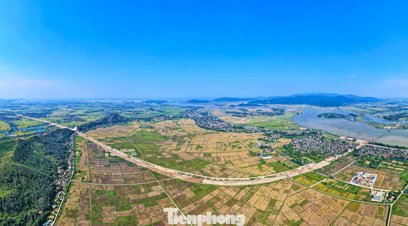 Dự án đường cao tốc Bắc - Nam đoạn Diễn Châu - Bãi Vọt, dài 49,3km, nằm ở địa phận 2 tỉnh Nghệ An và Hà Tĩnh. Công trình được ký kết hợp đồng BOT và chia làm 4 gói thầu với tổng mức đầu tư hơn 11.150 tỷ đồng (trong đó 5.090 tỷ đồng là nguồn vốn nhà đầu tư huy động, còn lại là vốn ngân sách Nhà nước)