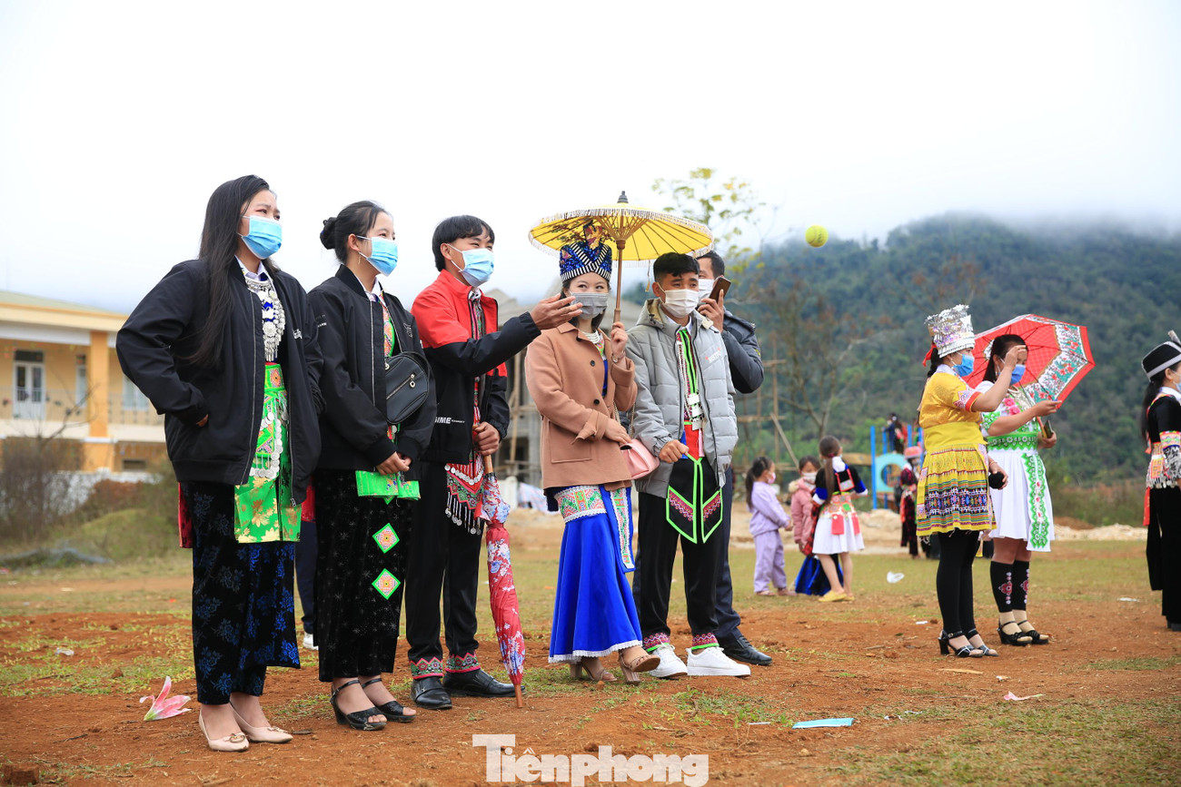 Với người Mông ở Nghệ An, ném pao là trò chơi không thể thiếu trong dịp Tết cổ truyền.