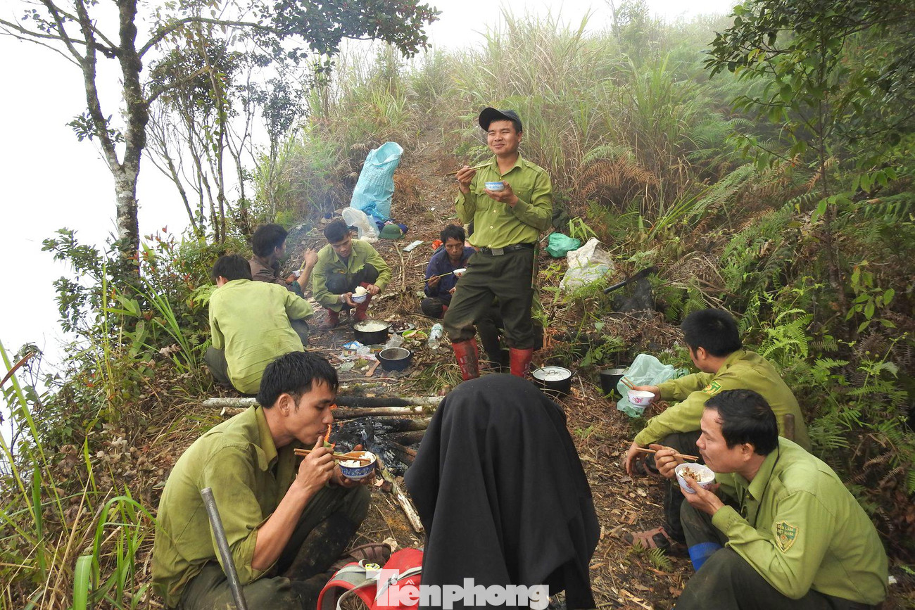 Trước tình trạng đó, năm 2018, Đội bảo vệ động vật hoang dã Pù Mát đã ra đời với 15 thành viên nhằm bảo vệ cái lõi đa dạng sinh học của Vườn quốc gia Pù Mát. Ba năm qua, đội cùng lực lượng kiểm lâm đã thực hiện hàng trăm chuyến đi rừng, “lội” khắp cánh rừng già, đối đầu với hàng trăm nhóm thợ săn thú.