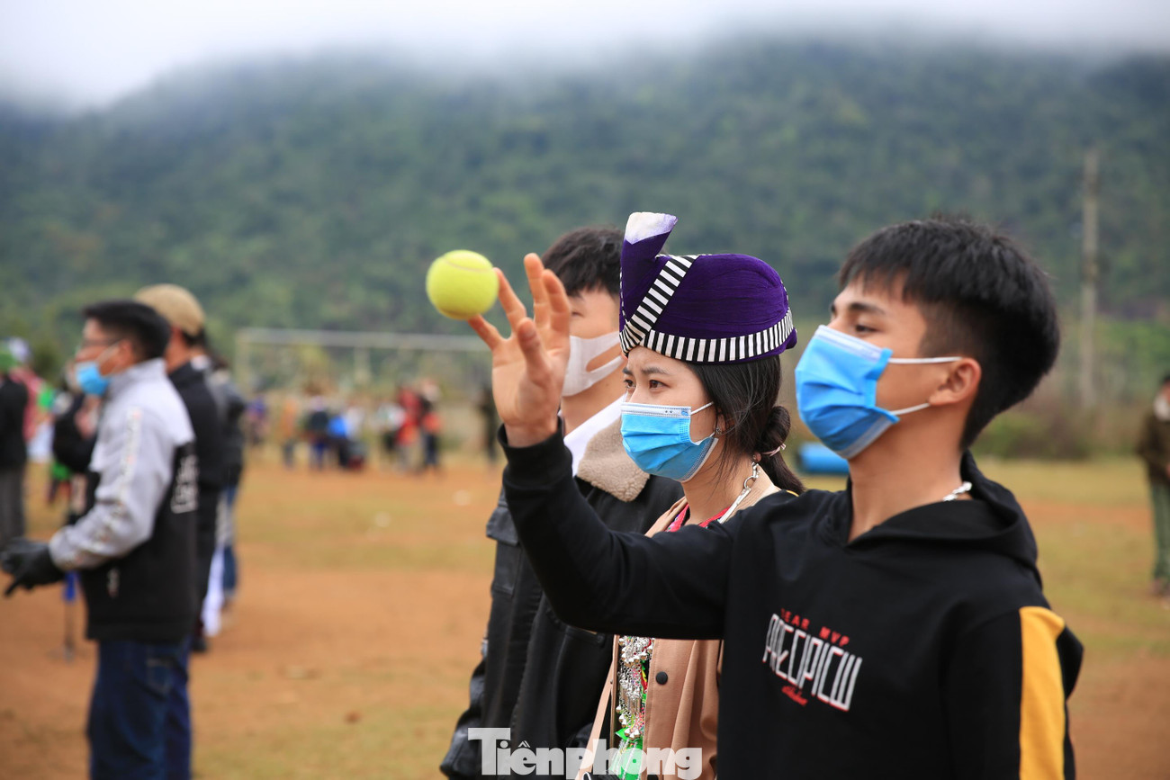Hội ném pao là nơi kết nối, tạo điều kiện cho mọi người gặp gỡ. Các đôi nam nữ ném pao cho nhau để tìm bạn đời.