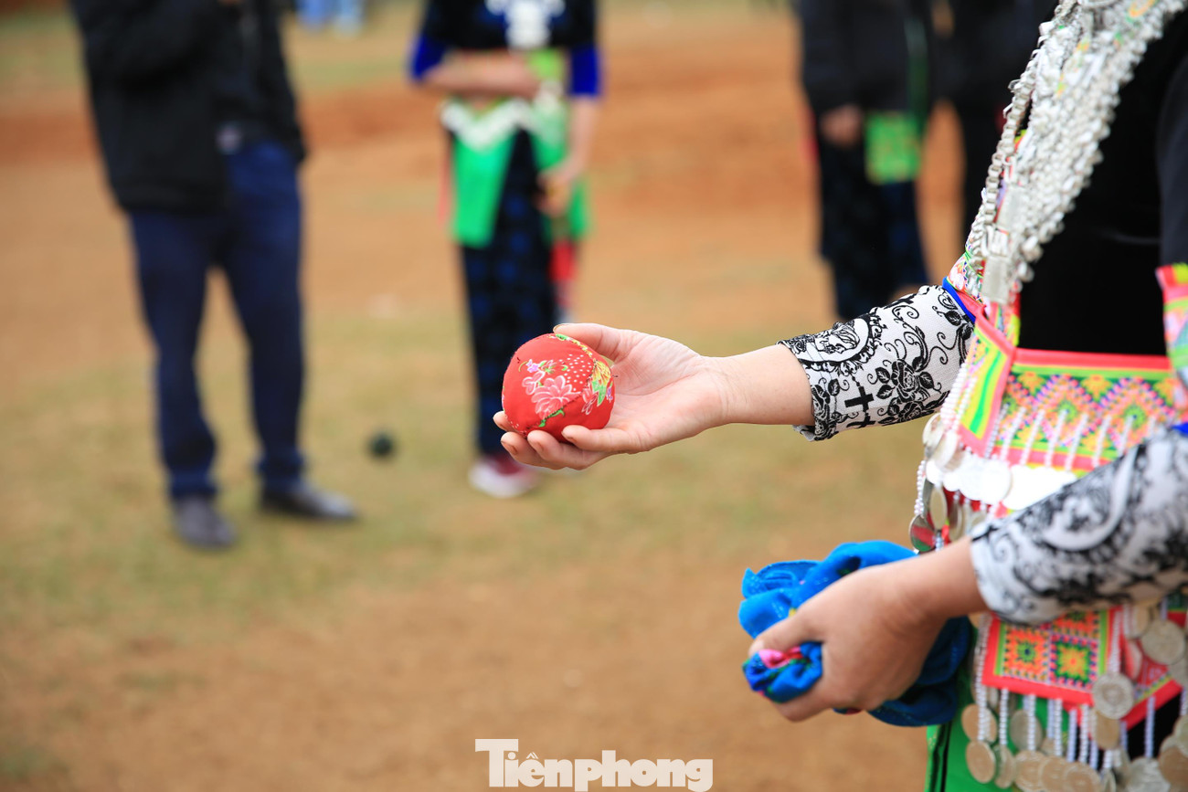 Qủa pao được phụ nữ Mông khâu nối từ các miếng vải lanh, to bằng quả cam, bên trong nhồi hạt lanh. Ngày nay, có khá nhiều người dùng quả bóng tennis làm quả pao.