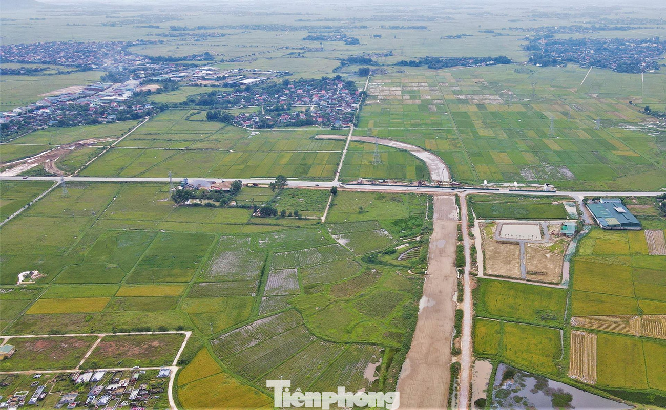 Tại điểm cuối đoạn cao tốc Diễn Châu - Bãi Vọt nằm trên địa bàn huyện Đức Thọ (Hà Tĩnh), các nhà thầu đang gấp rút hoàn thiện mặt nền, nút giao và cầu vượt. Đơn vị thi công cũng cho biết các gói thầu từng có thời điểm chững lại vì thiếu vốn và giá vật liệu tăng cao.