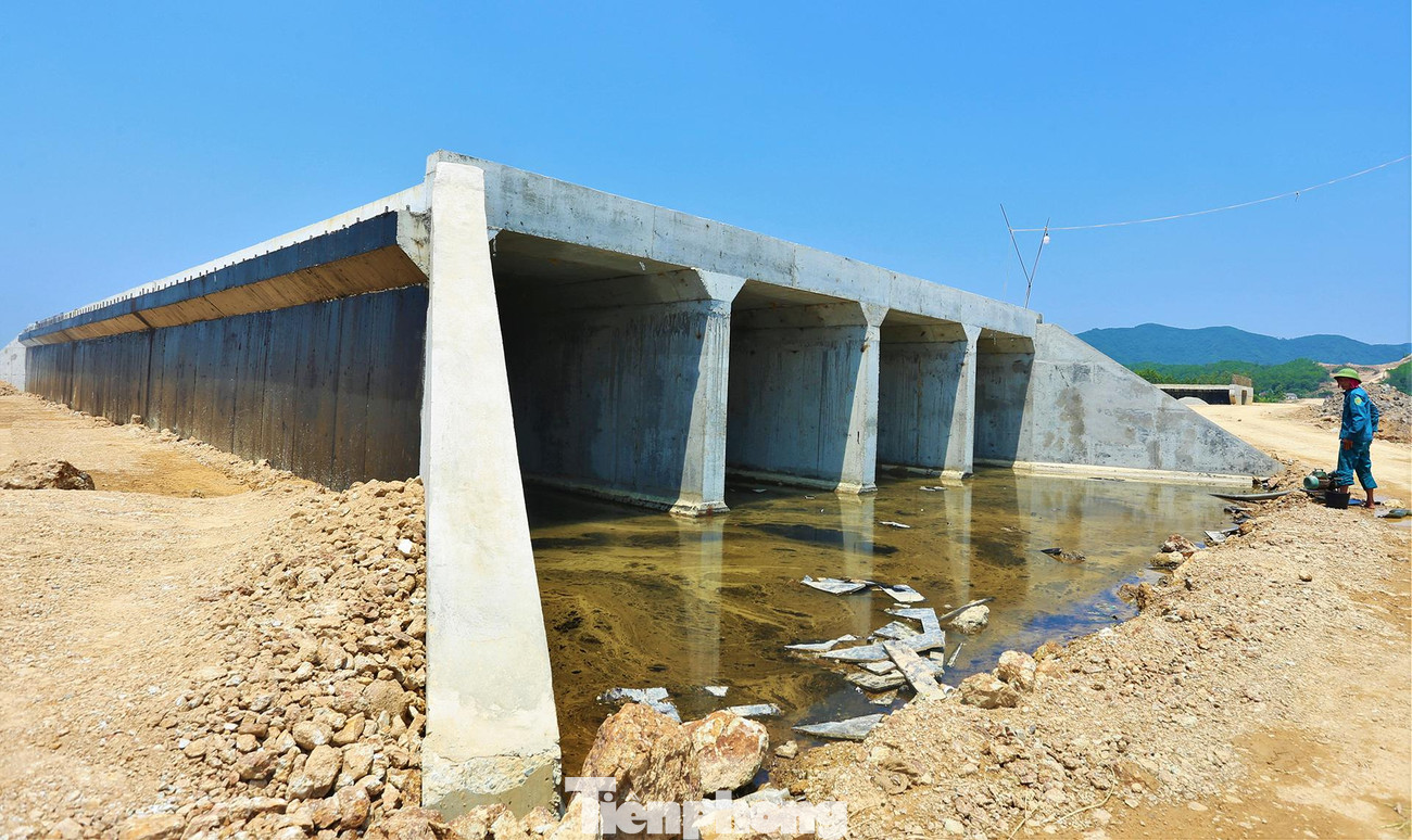 Các cổng nước cỡ lớn được xây dựng kiên cố, công nhân liên tục hút nước bên trong để đảm bảo quá trình thi công nền đường.