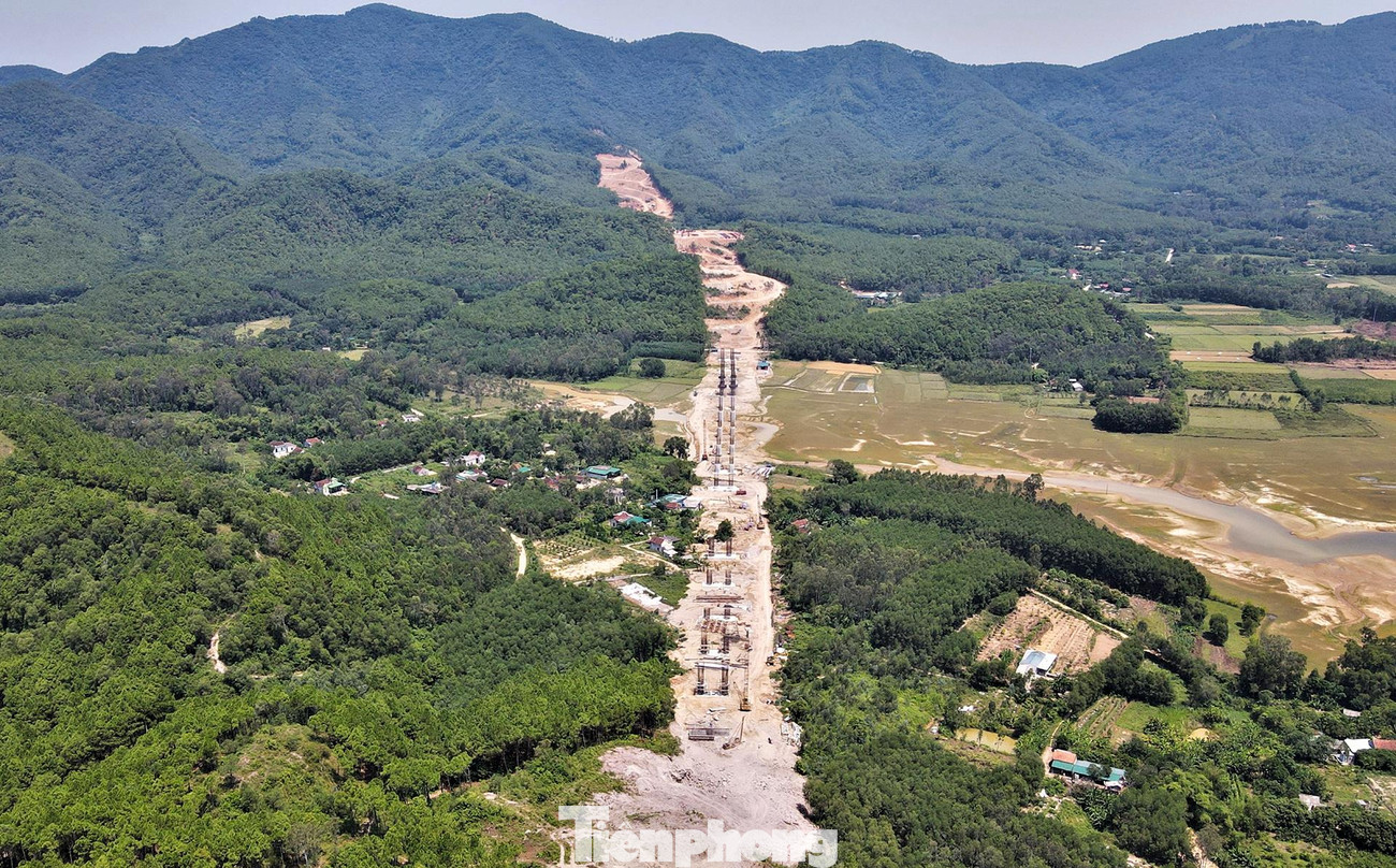 Ở bên kia núi Thần Vũ, nhà thầu đã xây dựng các trụ cầu vượt đồi núi, hồ ao, dẫn vào gần chân núi để tiếp tục thi công ống hầm phía Nam. Dự kiến khoảng tháng 5/2023, hầm này được thông.