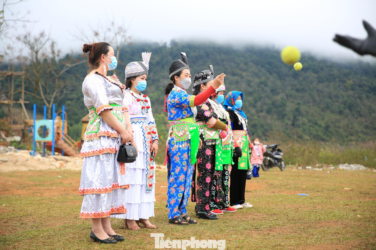 Ném pao là một trong những nét văn hóa đặc trưng, độc đáo, cũng như là hình thức sinh hoạt văn hóa cộng đồng có ý nghĩa nhân văn cao đẹp của đồng bào Mông.