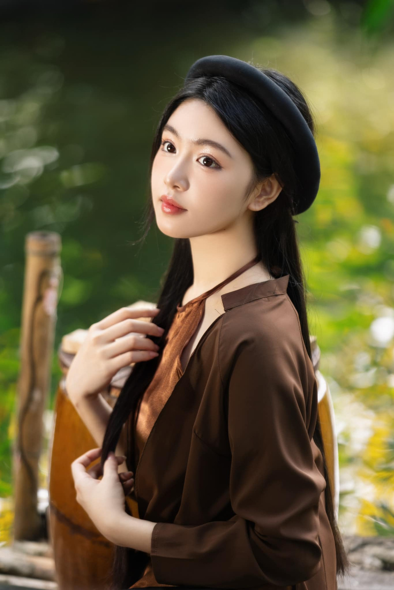 Lọ Lem tên thật là Mai Thảo Linh, sinh năm 2006. Cô đang học ngành Cử nhân Kinh doanh tại Đại học RMIT.