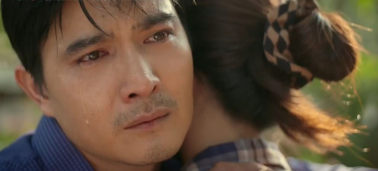 Những cảnh khóc của Quang Sự trong phim Gia đình mình vui bất thình lình gây ấn tượng. Những cảnh khóc của Quang Sự trong phim Gia đình mình vui bất thình lình gây ấn tượng.