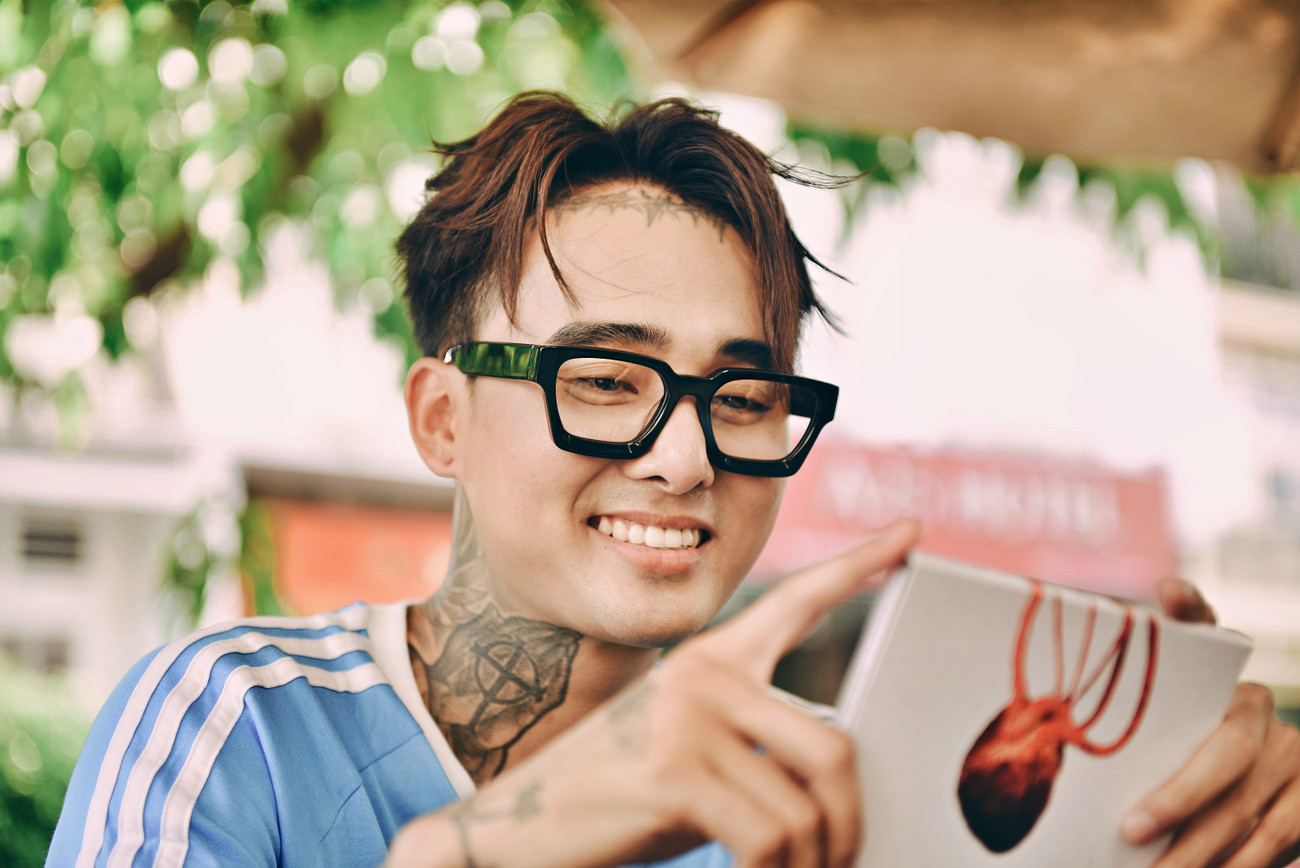 "Tôi tin rằng âm nhạc của mình là thứ thuần khiết nhất. Đơn giản tôi muốn viết nhạc và muốn nó ra đời để mọi người thưởng thức", Đạt G nói. Ảnh: Hoàng Nam.