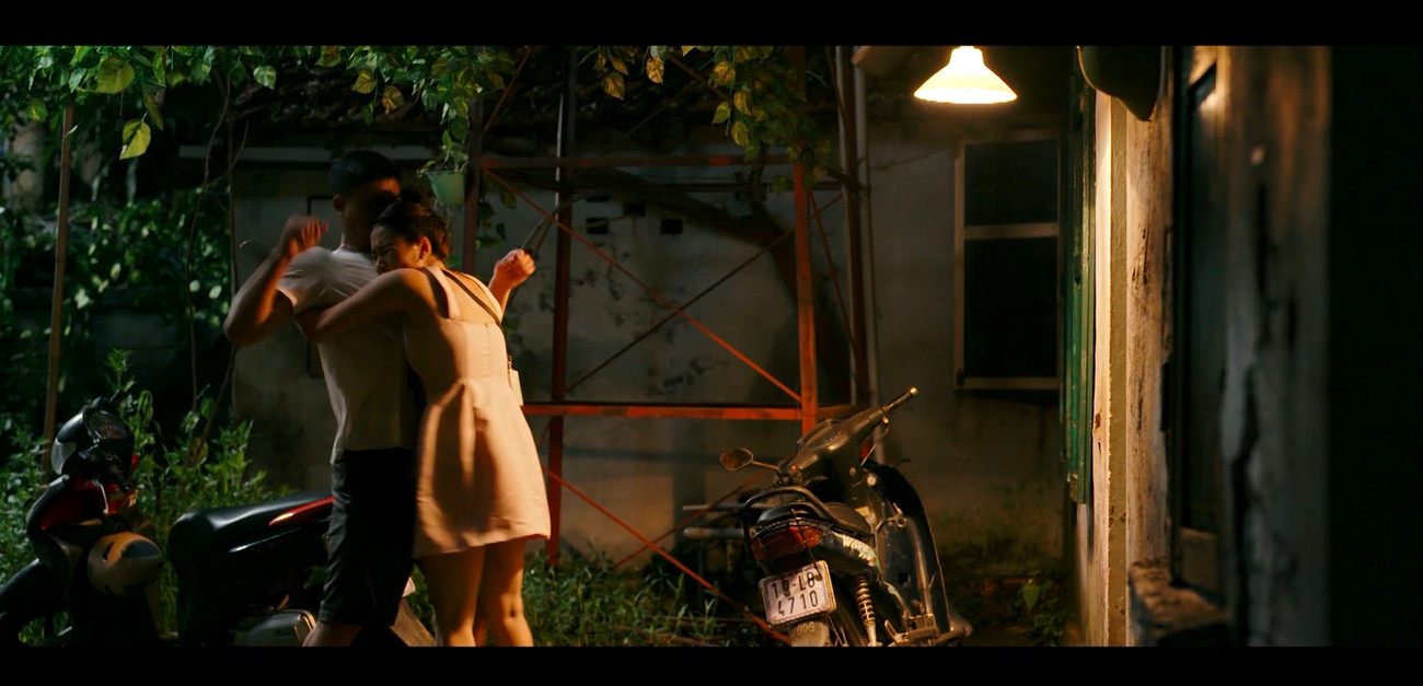 Sự trơ trẽn của Nhung cùng thái độ thiếu dứt khoát của Hiếu trong phim Làng trong phố khiến khán giả ức chế. Ảnh: Chụp màn hình.