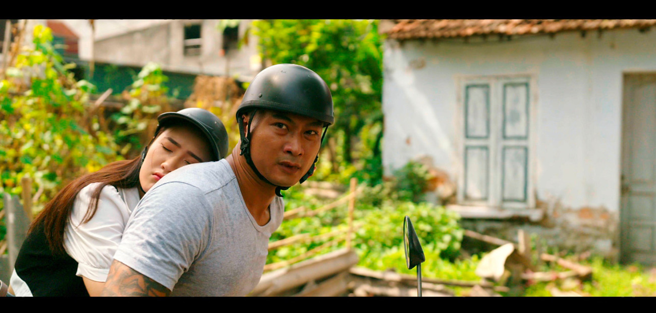 Sự trơ trẽn của Nhung cùng thái độ thiếu dứt khoát của Hiếu trong phim Làng trong phố khiến khán giả ức chế. Ảnh: Chụp màn hình.