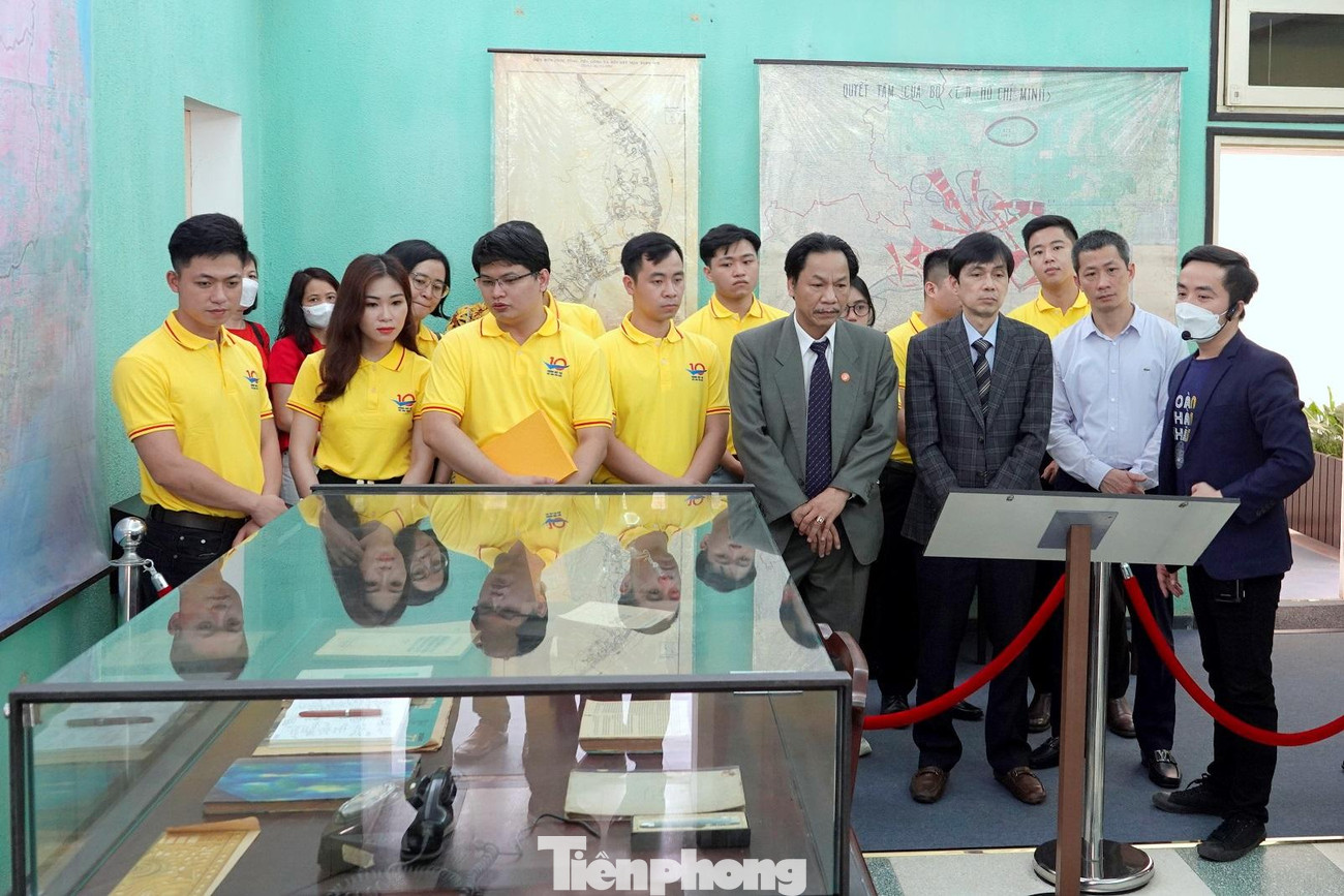 Các đại biểu nghe giới thiệu và tham quan nơi làm việc của Đại tướng - Tổng tư lệnh Võ Nguyên Giáp tại Khu di sản Hoàng thành Thăng Long trong thời kỳ kháng chiến chống Mỹ. Ảnh: Nguyễn Minh