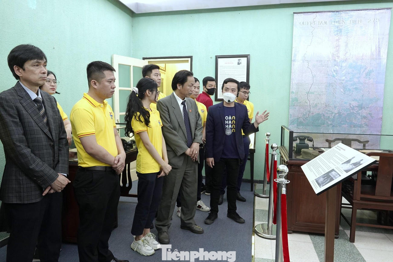 Các đại biểu nghe giới thiệu và tham quan nơi làm việc của Tổng Tham mưu trưởng - Đại tướng Văn Tiến Dũng tại Khu di sản Hoàng thành Thăng Long trong thời kỳ kháng chiến chống Mỹ. Ảnh: Nguyễn Minh