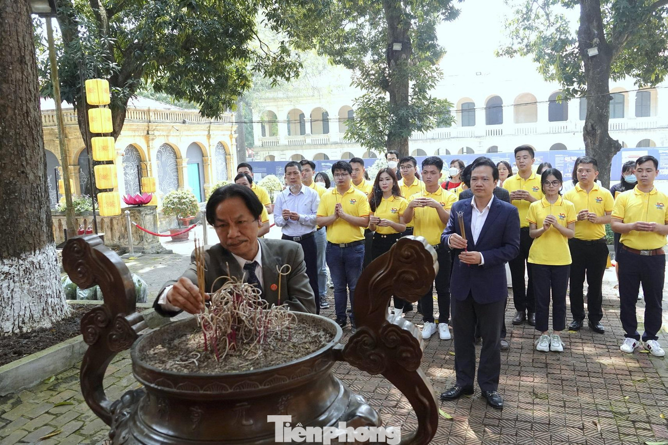 Lãnh đạo Báo Tiền Phong và các đại biểu gương mặt trẻ dâng hương tưởng nhớ công ơn các bậc tiền nhân tại Điện Kính Thiên. Ảnh: Nguyễn Minh