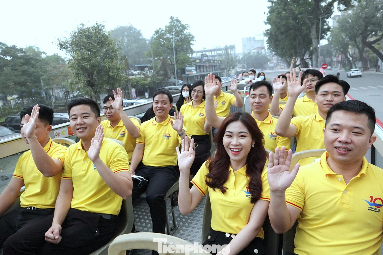 Các đại biểu gương mặt trẻ trên đường tới thăm Hoàng thành Thăng Long. Ảnh: Nguyễn Minh