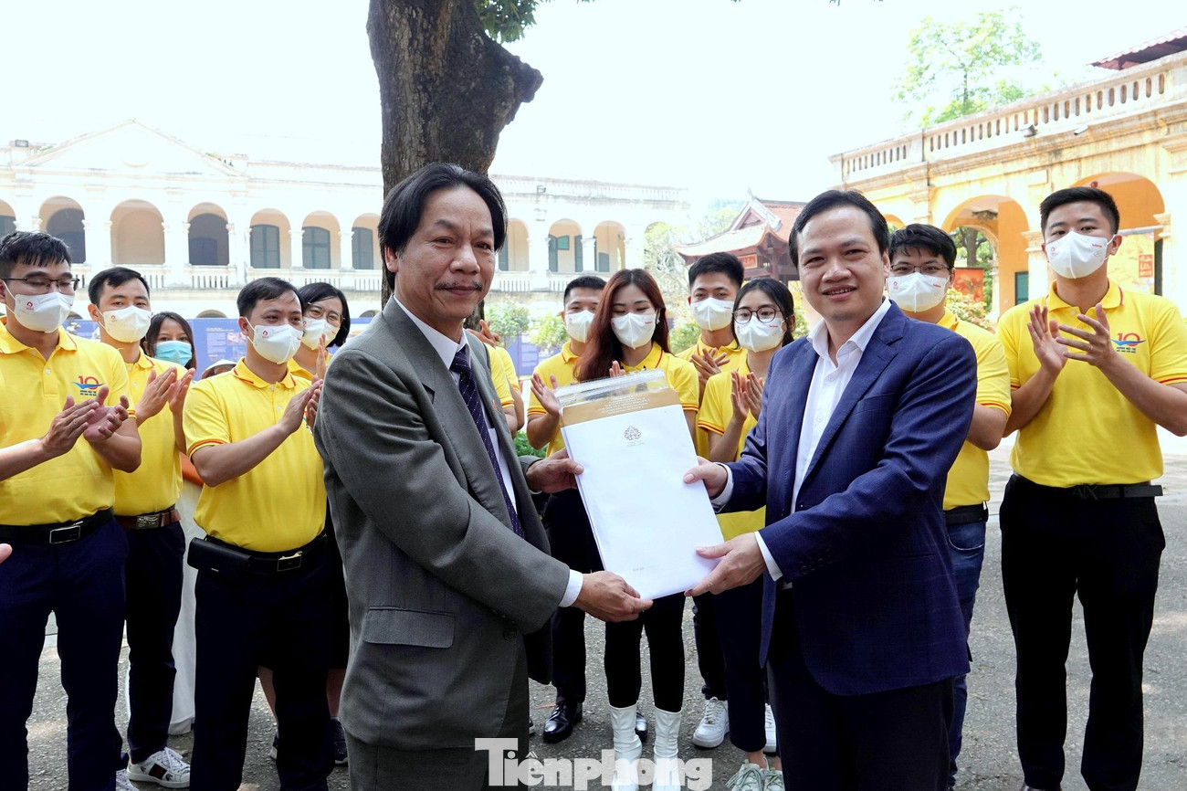 Đại diện lãnh đạo Khu di sản Hoàng thành Thăng Long trao tặng ấn “Sắc mệnh chi bảo” cho lãnh đạo Báo Tiền Phong và đoàn đại biểu Gương mặt trẻ Việt Nam tiêu biểu, Gương mặt trẻ Việt Nam triển vọng năm 2021. Ảnh: Nguyễn Minh