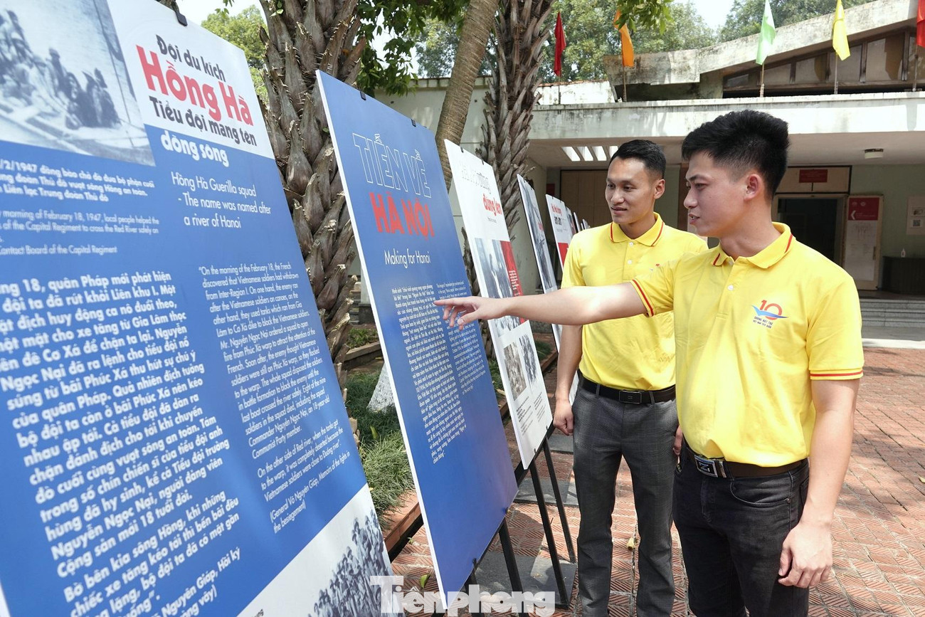 Gương mặt trẻ Việt Nam tiêu biểu 2021 - Thượng úy Nguyễn Tiến Duy (bên phải) và Gương mặt trẻ Việt Nam triển vọng 2021 - Thượng úy Lương Văn Lợi tham quan khu trưng bày trong Khu di sản Hoàng thành Thăng Long. Ảnh: Nguyễn Minh