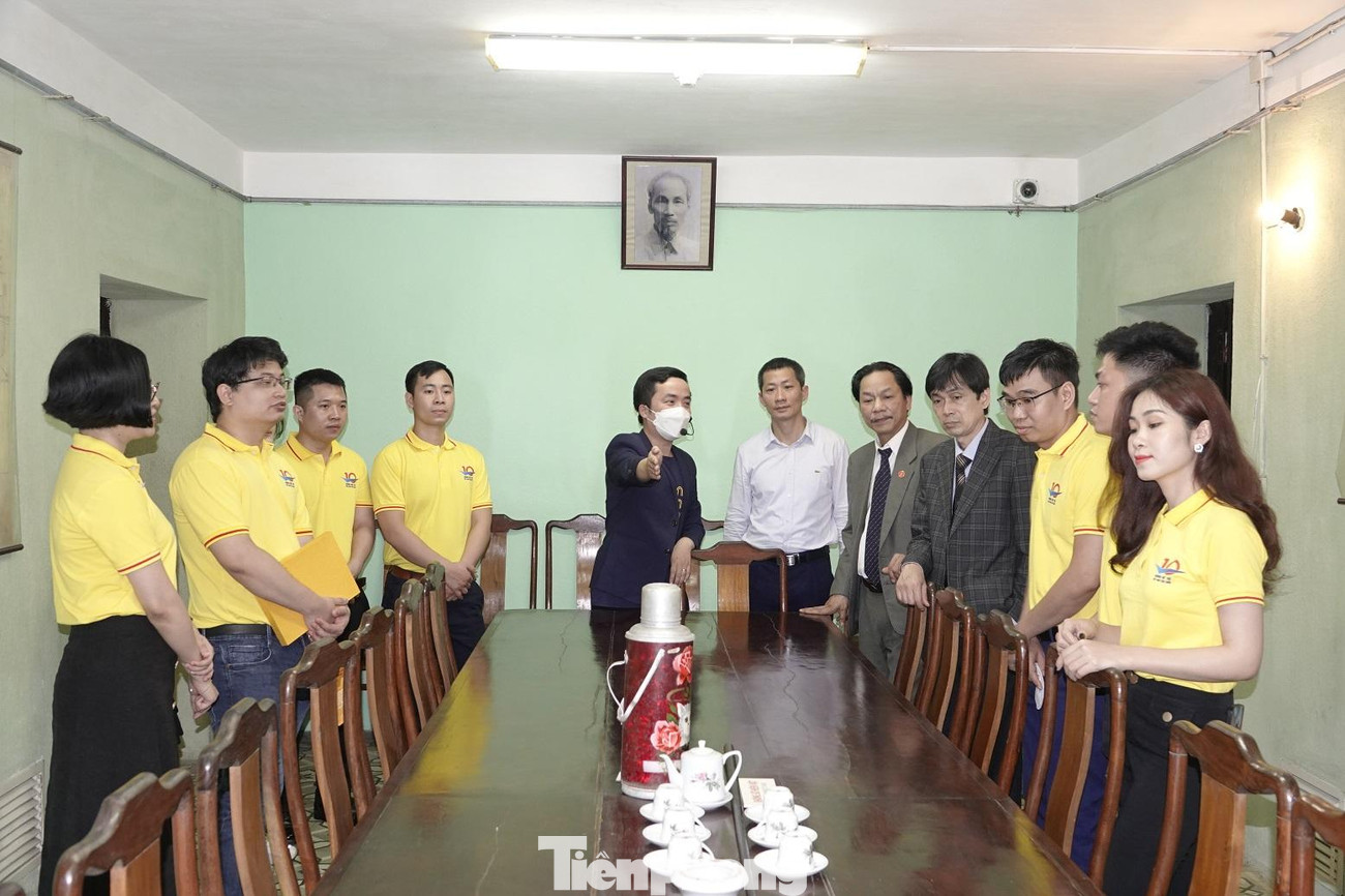 Các đại biểu tham quan phòng họp hầm D67 - nơi họp của Bộ Chính trị và Quân ủy Trung ương tại Khu di sản Hoàng thành Thăng Long trong thời kỳ kháng chiến chống Mỹ. Ảnh: Nguyễn Minh