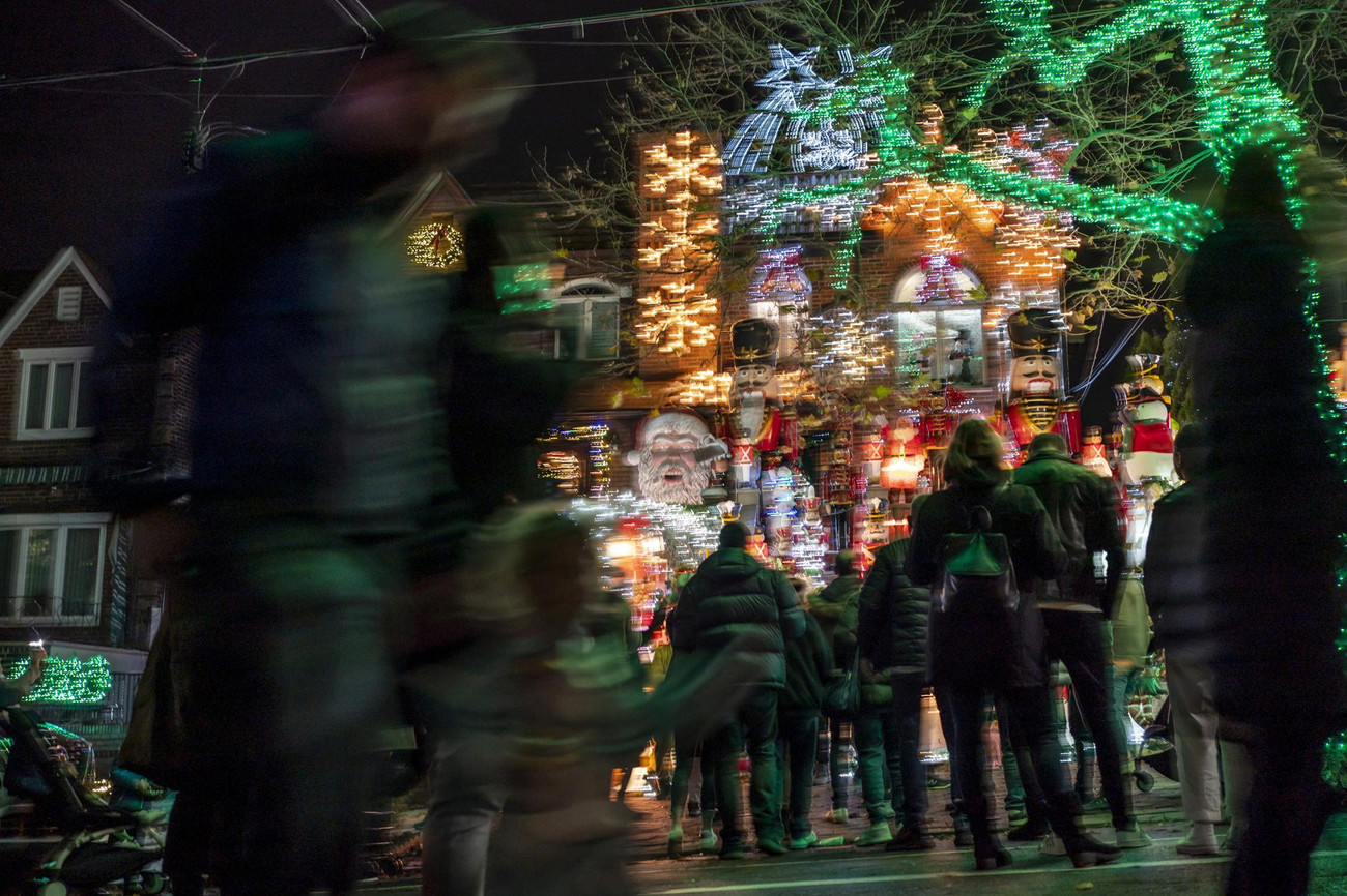 Một ngôi nhà ở Brooklyn (New York, Mỹ) trang hoàng rực rỡ dựa theo tác phẩm “Kẹp hạt dẻ”. Người dân nơi đây vốn nổi tiếng với những công trình trang trí Giáng sinh lộng lẫy. Ảnh: AP