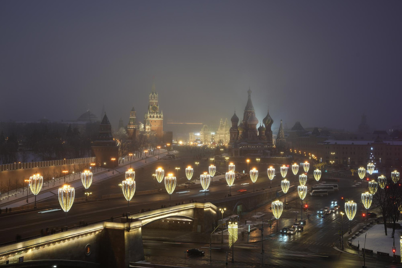 Bức tường Điện Kremlin, tháp Spasskaya, Quảng trường Đỏ, nhà thờ St. Basil và cầu Bolshoy Moskvoretsky được “khoác áo mới” mừng mùa lễ hội ở Mátxcơva (Nga). Ảnh: AP
