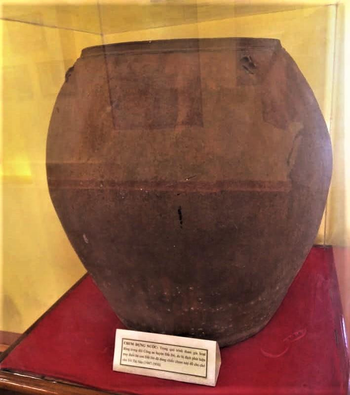 Chiếc lu đựng nước mà chị Sáu đã trốn sau khi ném lựu đạn vào quân Pháp